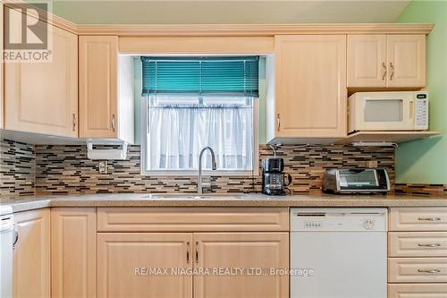 7724 Cortina Crescent, Niagara Falls (Ascot), ON - Indoor Photo Showing Kitchen With Double Sink