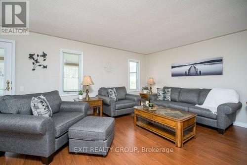 9 Quaker Court, Prince Edward County (Wellington), ON - Indoor Photo Showing Living Room