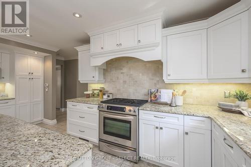 6907 Lambeth Walk, London, ON - Indoor Photo Showing Kitchen