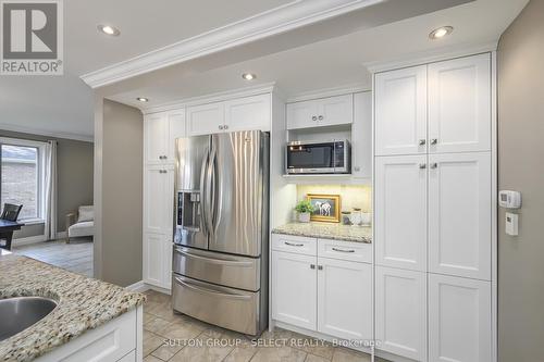 6907 Lambeth Walk, London, ON - Indoor Photo Showing Kitchen