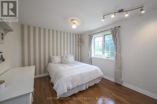 6907 Lambeth Walk, London, ON - Indoor Photo Showing Bedroom