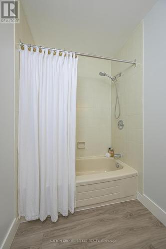 6907 Lambeth Walk, London, ON - Indoor Photo Showing Bathroom