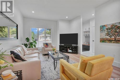 1721 Kilburn Avenue, Saskatoon, SK - Indoor Photo Showing Living Room