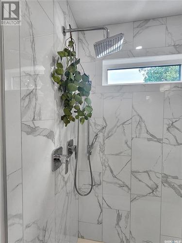 1721 Kilburn Avenue, Saskatoon, SK - Indoor Photo Showing Bathroom