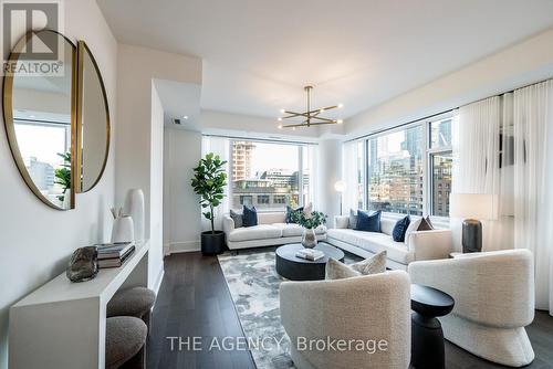 503 - 455 Wellington Street W, Toronto, ON - Indoor Photo Showing Living Room