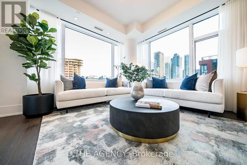 503 - 455 Wellington Street W, Toronto, ON - Indoor Photo Showing Living Room