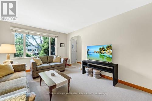 227 Patricia Avenue, Toronto (Newtonbrook West), ON - Indoor Photo Showing Living Room