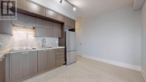 1427 - 120 Harrison Garden Boulevard, Toronto, ON - Indoor Photo Showing Kitchen