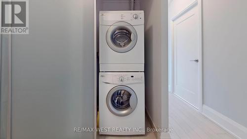 1427 - 120 Harrison Garden Boulevard, Toronto (Willowdale East), ON - Indoor Photo Showing Laundry Room