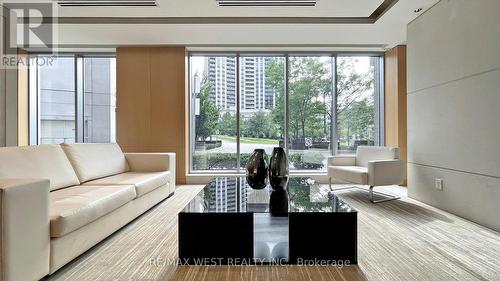 1427 - 120 Harrison Garden Boulevard, Toronto, ON - Indoor Photo Showing Living Room