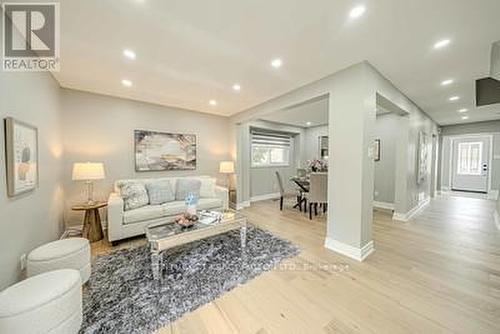 104 Shady Hollow Drive, Toronto (Milliken), ON - Indoor Photo Showing Living Room