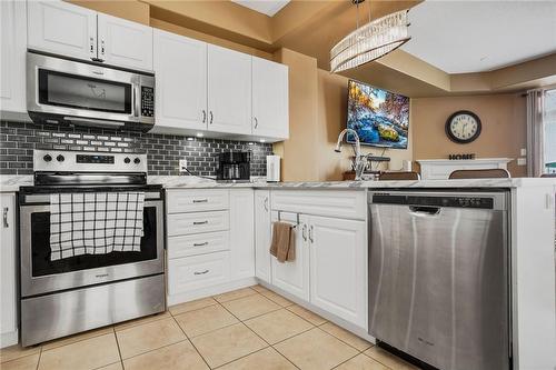 193 Tanglewood Drive, Hamilton, ON - Indoor Photo Showing Kitchen With Upgraded Kitchen