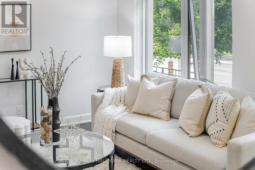 104 - 580 Kingston Road, Toronto (The Beaches), ON - Indoor Photo Showing Living Room