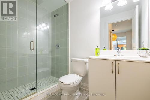 F402 - 26 Coles Avenue, Vaughan (Vaughan Grove), ON - Indoor Photo Showing Bathroom