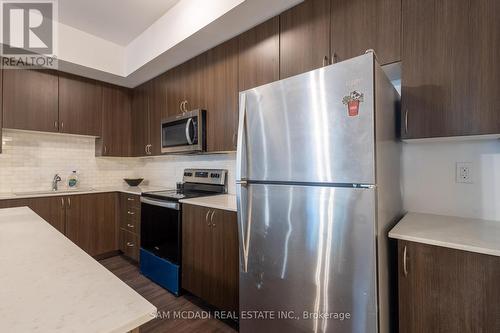 F402 - 26 Coles Avenue, Vaughan, ON - Indoor Photo Showing Kitchen With Stainless Steel Kitchen