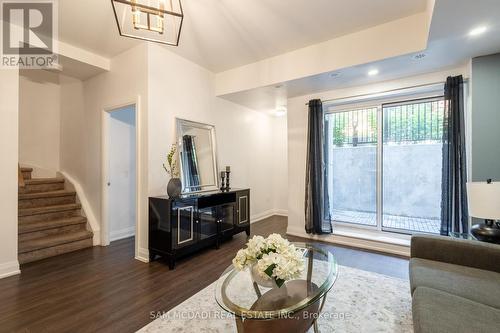 F402 - 26 Coles Avenue, Vaughan (Vaughan Grove), ON - Indoor Photo Showing Living Room