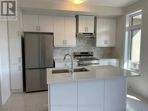 173 Mumbai Drive, Markham, ON - Indoor Photo Showing Kitchen With Upgraded Kitchen