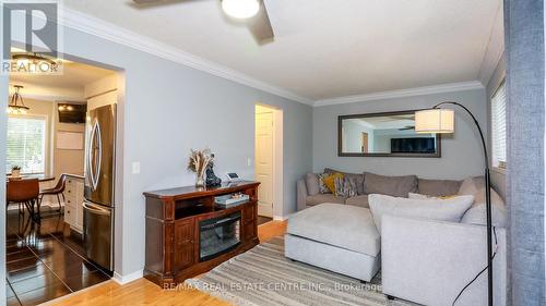 23 Wice Road, Barrie (Holly), ON - Indoor Photo Showing Living Room