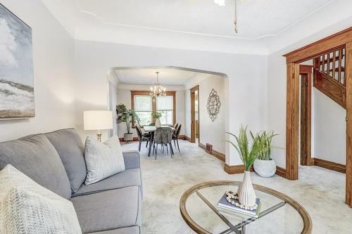 113 Kensington Avenue N, Hamilton, ON - Indoor Photo Showing Living Room