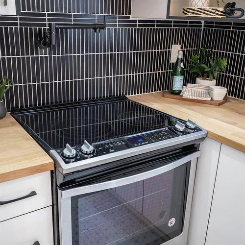 469 Gertrude Avenue, Winnipeg, MB - Indoor Photo Showing Kitchen