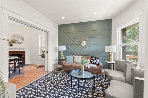 469 Gertrude Avenue, Winnipeg, MB - Indoor Photo Showing Living Room