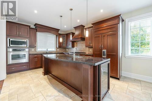 1647 Trotwood Avenue, Mississauga, ON - Indoor Photo Showing Kitchen With Upgraded Kitchen