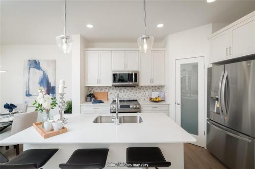 10 Barnes Place, West St Paul, MB - Indoor Photo Showing Kitchen With Double Sink With Upgraded Kitchen