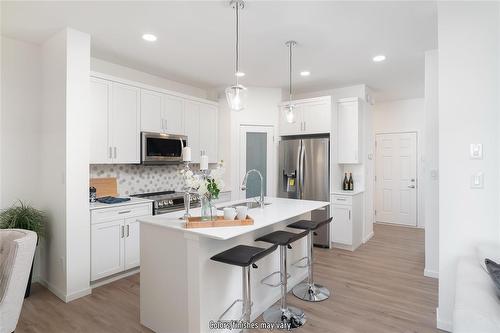 10 Barnes Place, West St Paul, MB - Indoor Photo Showing Kitchen With Upgraded Kitchen