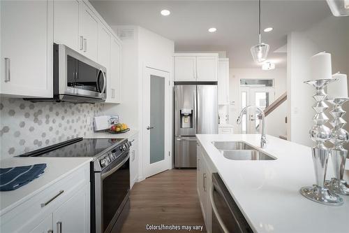 10 Barnes Place, West St Paul, MB - Indoor Photo Showing Kitchen With Double Sink With Upgraded Kitchen