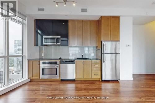 3402 - 89 Dunfield Avenue, Toronto, ON - Indoor Photo Showing Kitchen With Upgraded Kitchen