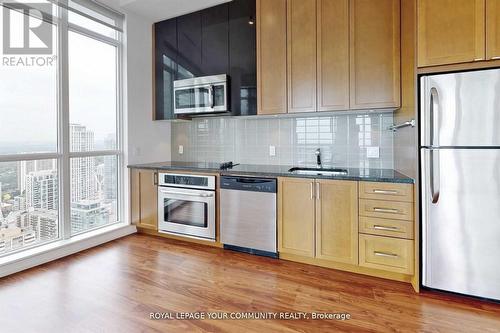 3402 - 89 Dunfield Avenue, Toronto, ON - Indoor Photo Showing Kitchen With Upgraded Kitchen