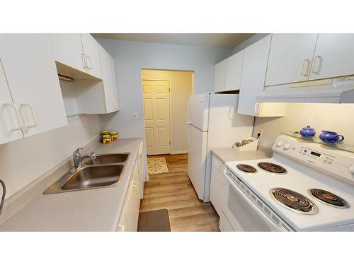 303 - 112 17Th Avenue S, Cranbrook, BC - Indoor Photo Showing Kitchen With Double Sink