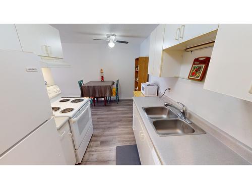 303 - 112 17Th Avenue S, Cranbrook, BC - Indoor Photo Showing Kitchen With Double Sink