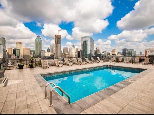 Pool - 1011-195 Rue Peel, Montréal (Le Sud-Ouest), QC - Outdoor With In Ground Pool With View