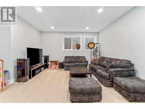 115 Echo Ridge Drive, Kelowna, BC - Indoor Photo Showing Living Room