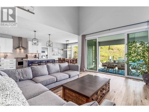 115 Echo Ridge Drive, Kelowna, BC - Indoor Photo Showing Living Room