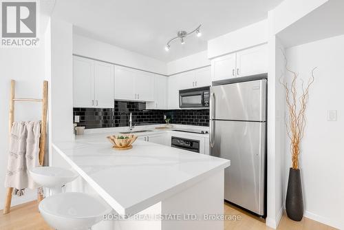 519 - 1000 King Street W, Toronto (Trinity-Bellwoods), ON - Indoor Photo Showing Kitchen With Stainless Steel Kitchen