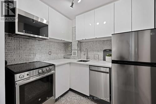 605 - 21 Dale Avenue, Toronto (Rosedale-Moore Park), ON - Indoor Photo Showing Kitchen With Stainless Steel Kitchen With Upgraded Kitchen