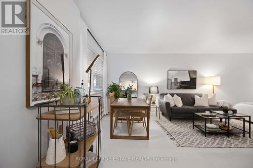 605 - 21 Dale Avenue, Toronto (Rosedale-Moore Park), ON - Indoor Photo Showing Living Room