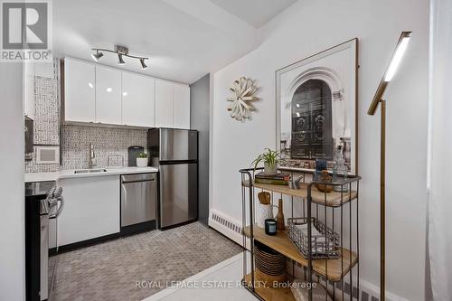 605 - 21 Dale Avenue, Toronto (Rosedale-Moore Park), ON - Indoor Photo Showing Kitchen