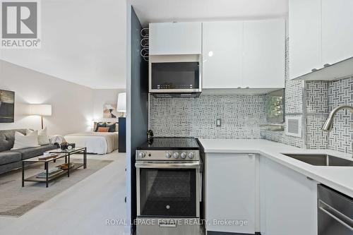 605 - 21 Dale Avenue, Toronto (Rosedale-Moore Park), ON - Indoor Photo Showing Kitchen With Upgraded Kitchen