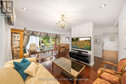 32 Larabee Crescent, Toronto (Parkwoods-Donalda), ON - Indoor Photo Showing Living Room