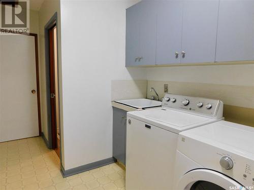 230 3Rd Avenue W, Gravelbourg, SK - Indoor Photo Showing Laundry Room