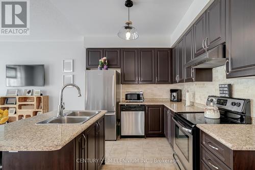 17 Alnwick Avenue, Caledon, ON - Indoor Photo Showing Kitchen With Double Sink With Upgraded Kitchen