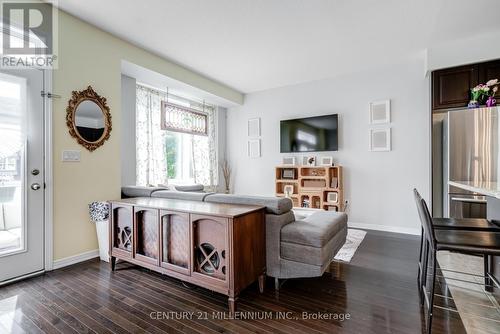 17 Alnwick Avenue, Caledon, ON - Indoor Photo Showing Living Room