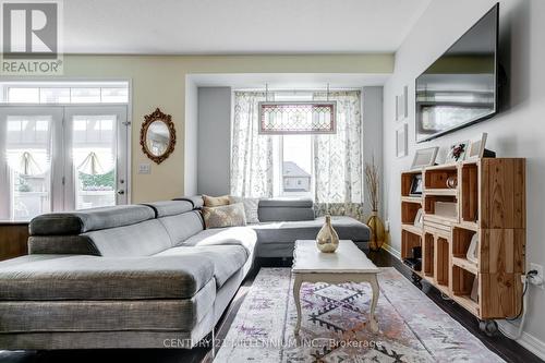 17 Alnwick Avenue, Caledon, ON - Indoor Photo Showing Living Room