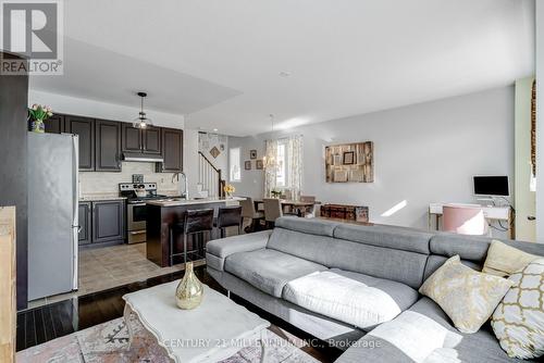 17 Alnwick Avenue, Caledon, ON - Indoor Photo Showing Living Room