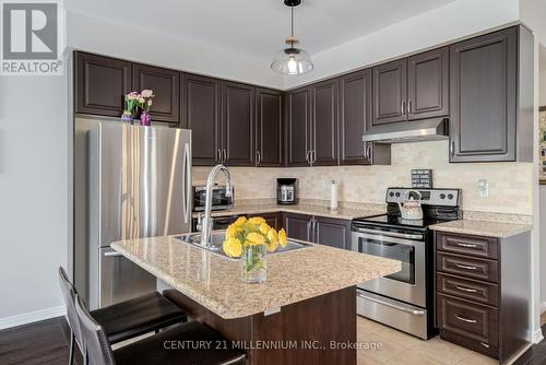 17 Alnwick Avenue, Caledon, ON - Indoor Photo Showing Kitchen With Upgraded Kitchen