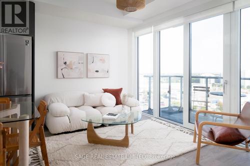 1403 - 4655 Metcalfe Avenue, Mississauga, ON - Indoor Photo Showing Living Room