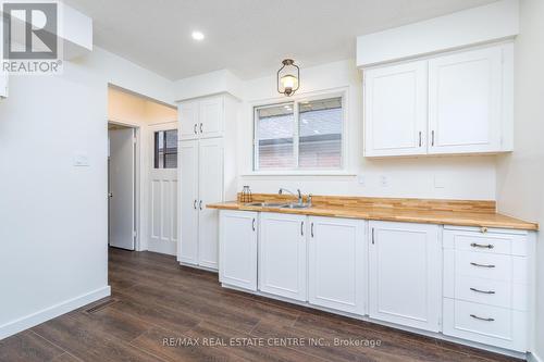 5 Dunn Place, Brampton (Southgate), ON - Indoor Photo Showing Kitchen With Double Sink